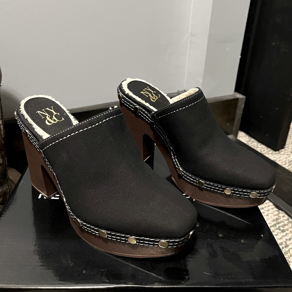 NEW!! In original box! NY&C black clogs size 6